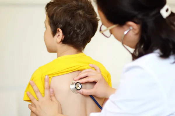 Tusea persistentă la copii – când este normală și când e momentul vizitei la medic?