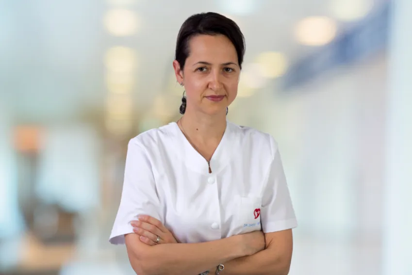 Cum ne păstrăm dinții sănătoși de la o vârstă fragedă: interviu Dr. Dana Timofte