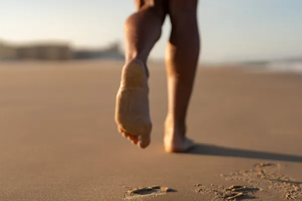 Mergi desculț pe plajă sau la piscină? Riscurile despre care se vorbește prea puțin